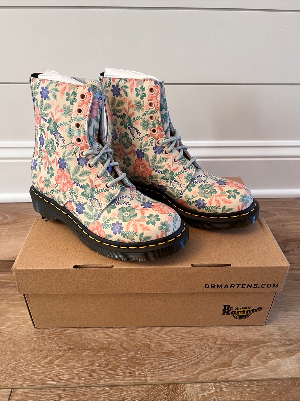 Dr. Martens 1460 Pascal Floral Boots Cloud Cream Women’s 6 NIB